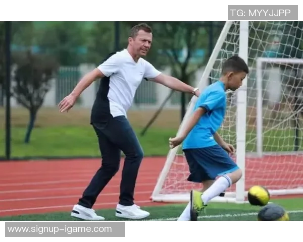 小男孩与足球明星亲密合影展现梦想与偶像的美好瞬间